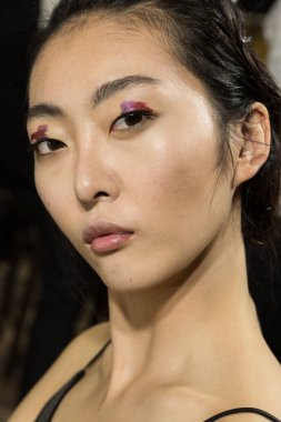 Güzel model backstage içinde poz