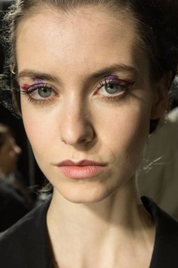 Güzel model backstage içinde poz