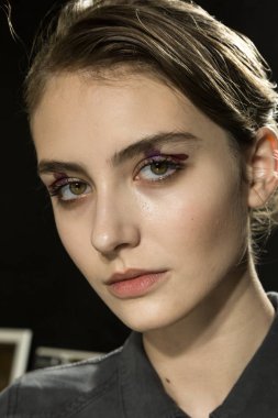 Güzel model backstage içinde poz