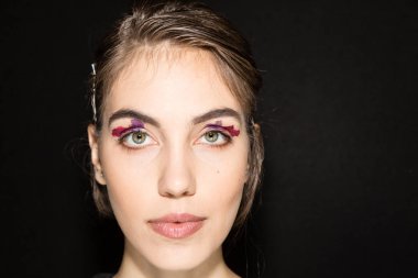 Güzel model backstage içinde poz