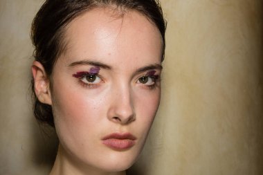 Güzel model backstage içinde poz