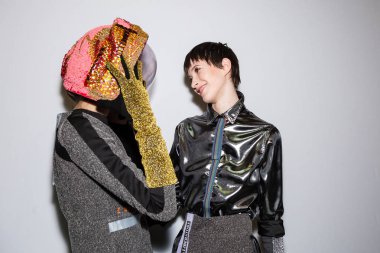 Backstage içinde poz güzel modelleri