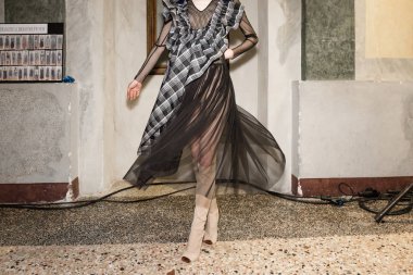 Güzel model backstage içinde poz