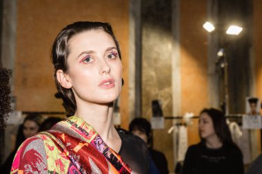 Güzel model backstage içinde poz