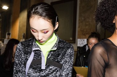 Güzel model backstage içinde poz