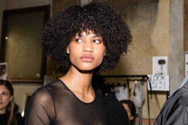 Güzel model backstage içinde poz