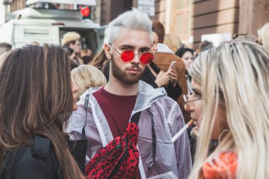 Şık adam Milan kadın moda haftası sırasında poz
