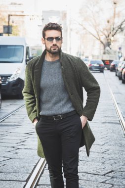 Şık adam Milan kadın moda haftası sırasında poz