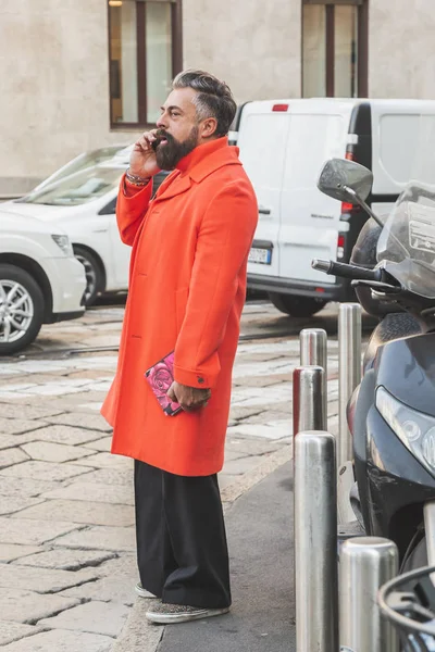 El hombre a la moda hablando por teléfono —  Fotos de Stock