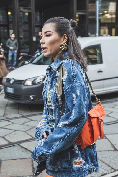 Модний жінка позує під час тижня моди Мілана жінок — стокове фото
