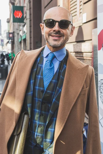 Homem elegante posando durante a Semana de Moda Feminina de Milão — Fotografia de Stock