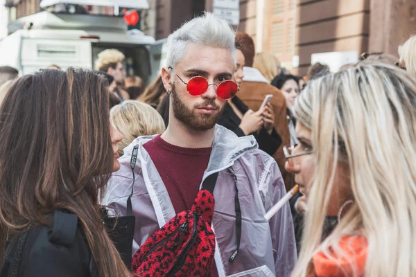 Şık adam Milan kadın moda haftası sırasında poz — Stok fotoğraf