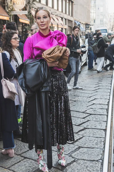 Modieuze vrouw die zich voordeed tijdens Milaan Women's Fashion Week — Stockfoto