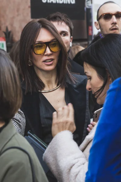 Fashionabla kvinna poserar under modeveckan i Milano kvinnors — Stockfoto