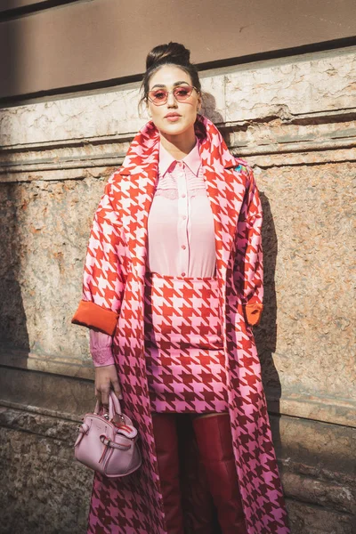 Mujer de moda posando durante la Semana de la Moda Femenina de Milán —  Fotos de Stock