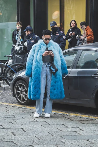 Şık adam Milan kadın moda haftası sırasında poz — Stok fotoğraf