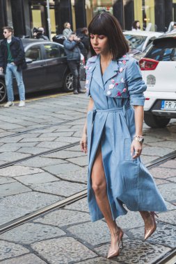 Milan kadın moda haftası sırasında poz moda kadın