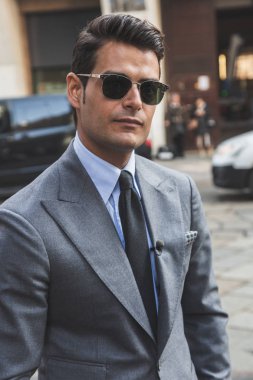 Şık adam Milan kadın moda haftası sırasında poz