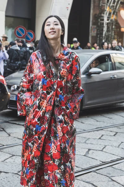 Modna kobieta pozowanie podczas tygodnia mody w Mediolanie kobiet — Zdjęcie stockowe