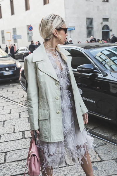 Femme à la mode posant pendant la Fashion Week de Milan — Photo