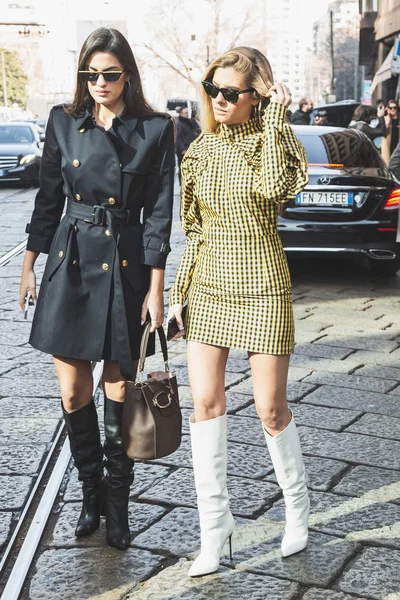 Mujeres de moda posando durante la Semana de la Moda Femenina de Milán — Foto de Stock