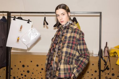 Güzel model backstage içinde poz