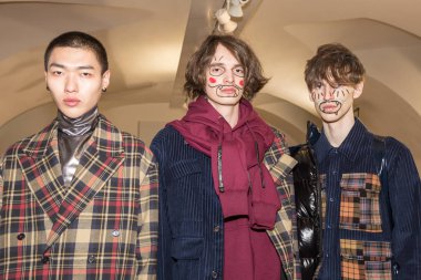 Backstage içinde poz güzel modelleri