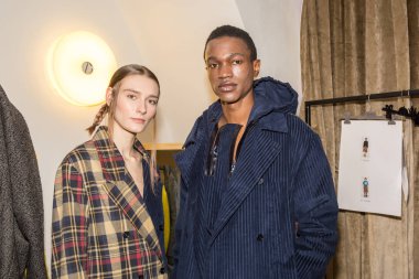 Backstage içinde poz güzel modelleri