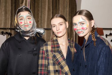 Backstage içinde poz güzel modelleri