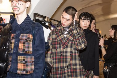 Backstage içinde poz güzel modelleri