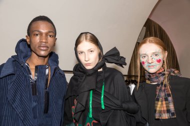 Backstage içinde poz güzel modelleri