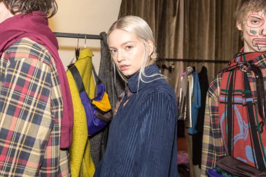 Güzel model backstage içinde poz