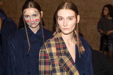 Backstage içinde poz güzel modelleri