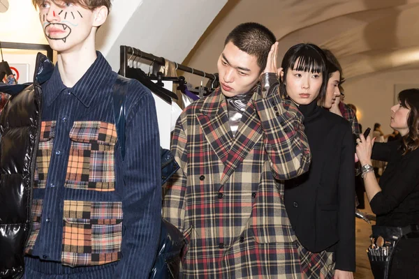 Backstage içinde poz güzel modelleri