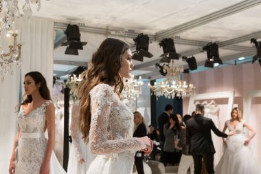 Modelleri poz at S Sposaitalia 2019 Milan, Italya