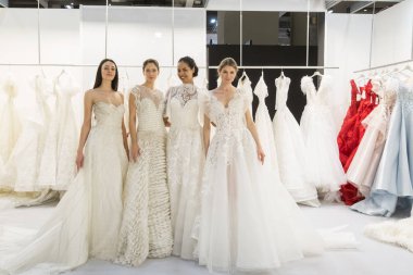 Modelleri poz at S Sposaitalia 2019 Milan, Italya