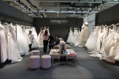 Model poz at S Sposaitalia 2019 Milan, Italya