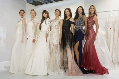 Modelleri poz at S Sposaitalia 2019 Milan, Italya