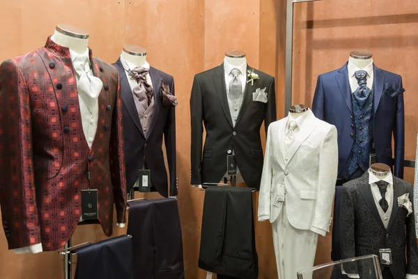 S Sposaitalia 2019 'de ekranda elbiseler Milan, Italya — Stok fotoğraf
