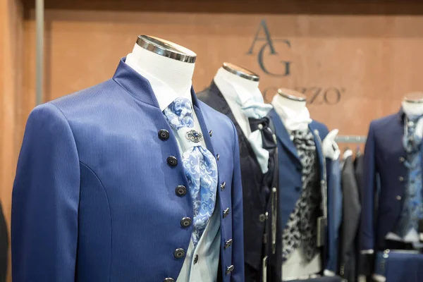 Šaty na displeji na S ' Sposaitalia 2019 v Miláně, Itálie — Stock fotografie