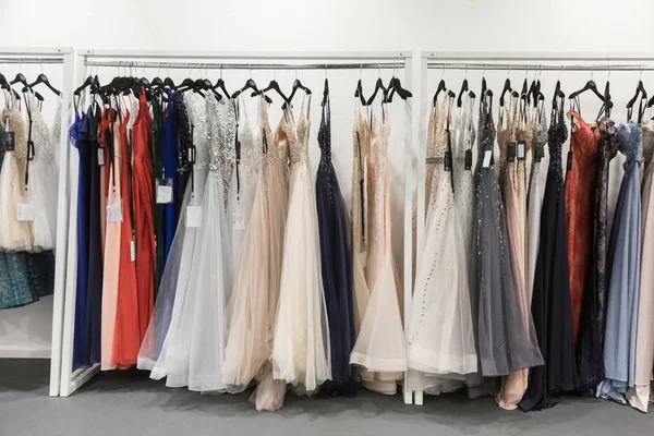 Kleider auf der s � � sposaitalia 2019 in Mailand, Italien — Stockfoto