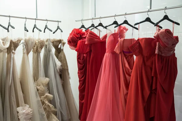 Vestidos en exhibición en S jalá Sposaitalia 2019 en Milán, Italia —  Fotos de Stock