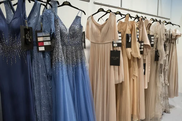 Klänningar på displayen på S Sposaitalia 2019 i Milano, Italien — Stockfoto