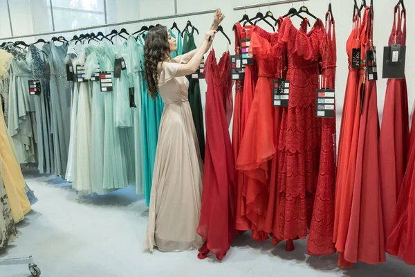 Klänningar på displayen på S Sposaitalia 2019 i Milano, Italien — Stockfoto