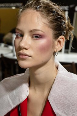 Güzel model backstage içinde poz