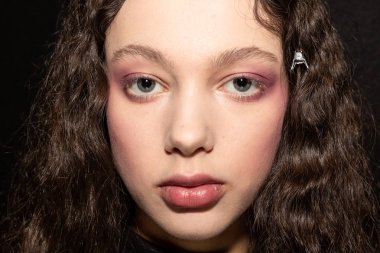 Güzel model backstage içinde poz