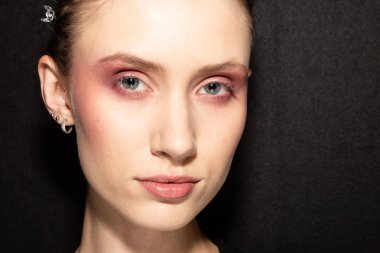 Güzel model backstage içinde poz