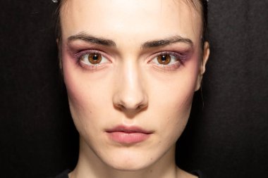 Güzel model backstage içinde poz