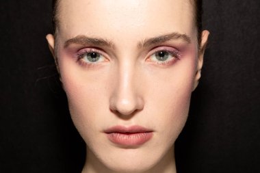 Güzel model backstage içinde poz