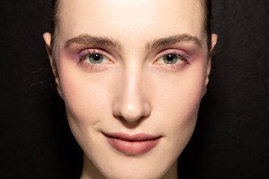 Güzel model backstage içinde poz